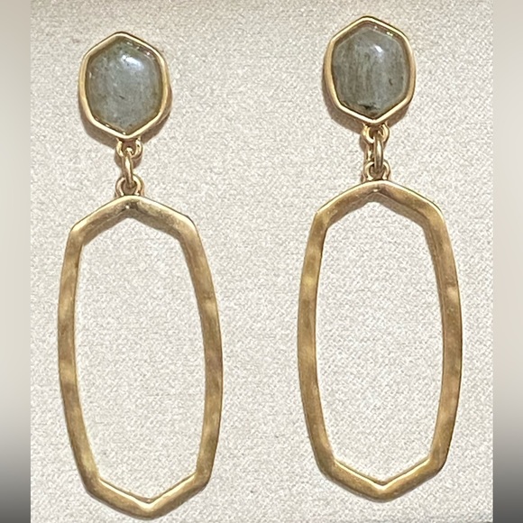 💥 NEW ARRIVAL!💥 Anna Kate Gray and Gold Fairways Oval Earrings - Picture 1 of 3